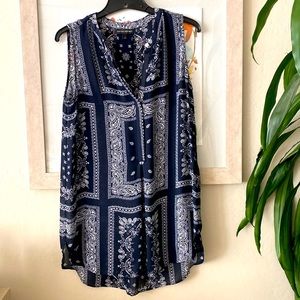 Long sleeveless blouse